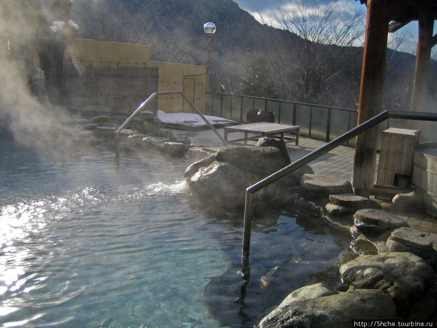 Справа — цель нашего визита — бассейн с проточной горячей минеральной водой, где и происходит основная часть действа, и, скорее всего, именно он и носит название онсэн Кисо, Япония