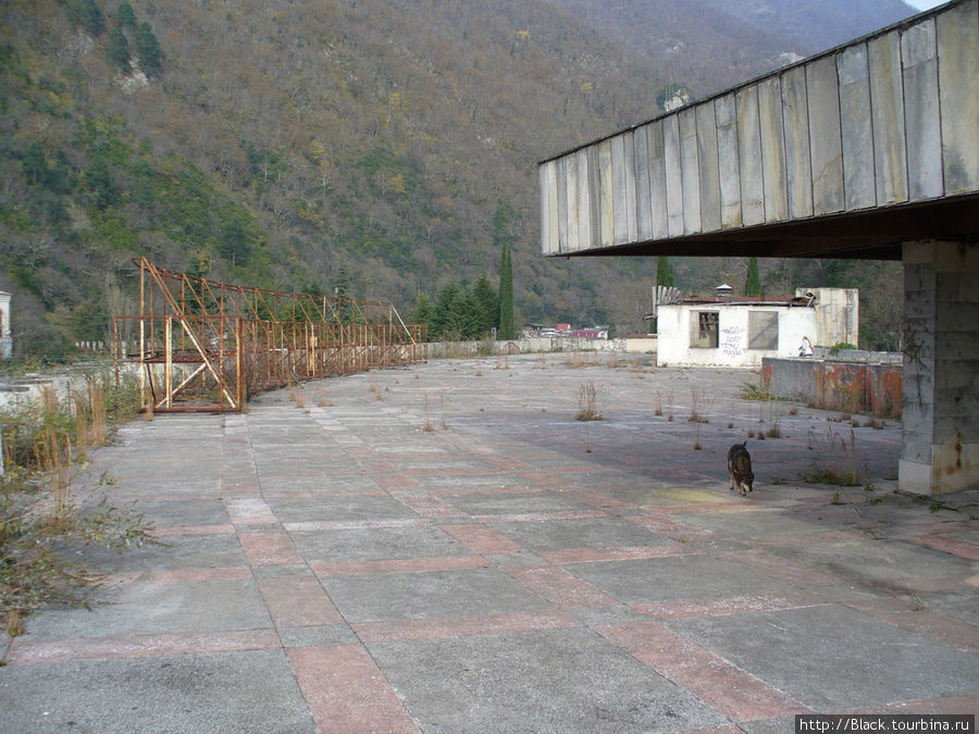 То, что осталось от торгового центра Гагра, Абхазия
