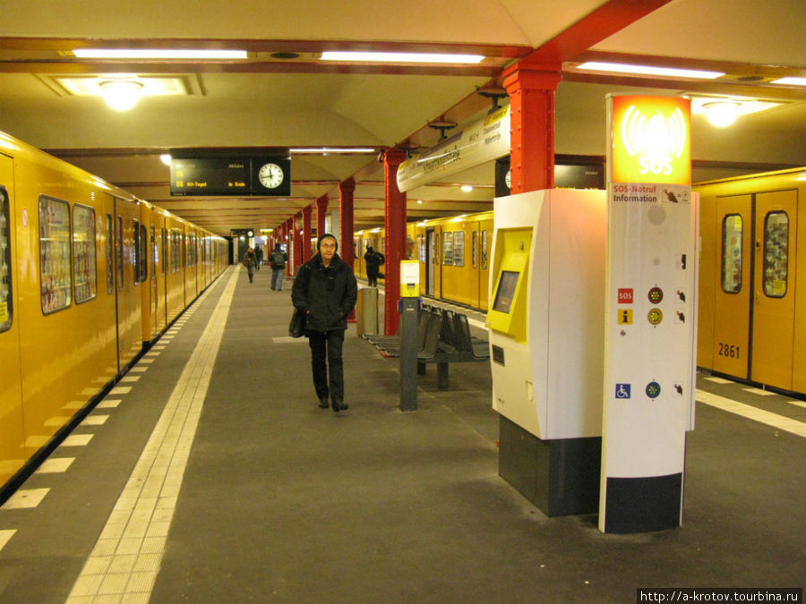 Станция. На переднем плане — билетный автомат.
Станции похожие друг на друга. Берлин, Германия