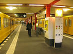 Станция. На переднем плане — билетный автомат.
Станции похожие друг на друга.