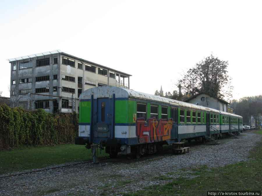 заброшенный поезд на заброшенной ж.д. Ломбардия, Италия