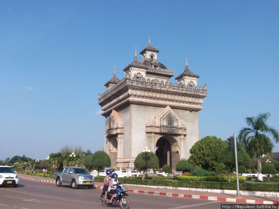 Триумфальная арка в центре Вьентьяна Вьентьян, Лаос