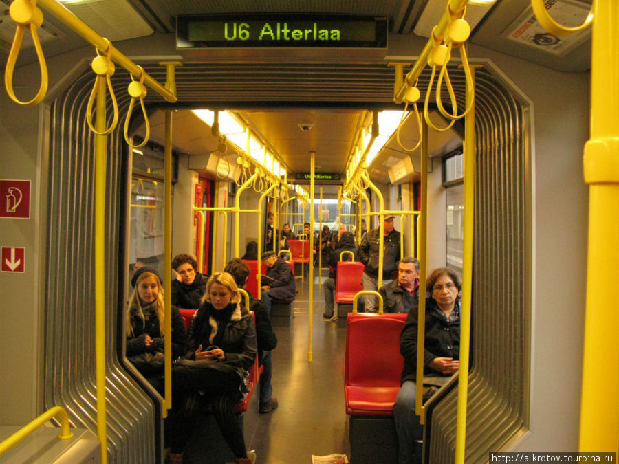 Вагоны внутри, можно пройти через весь поезд (в некоторых моделях составов) Вена, Австрия