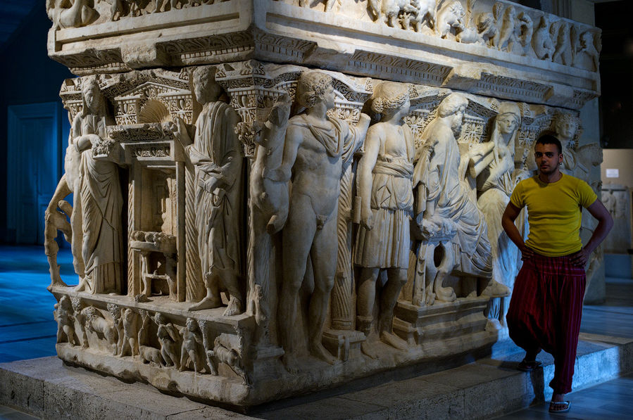 Стал рядом, чтоб оценить размер. Стал рядом, чтоб оценить размер.