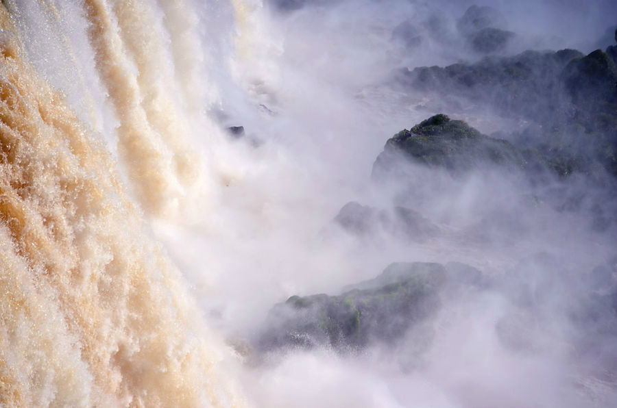 И вся эта масса воды стремится скорее скатиться вниз, разбившись о камни миллионами крохотных, похожих на мельчайшую пыль брызг.. Игуасу национальный парк (Бразилия), Бразилия