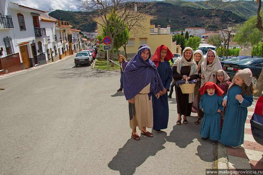 Жители деревни готовятся к постановке Малага, Испания