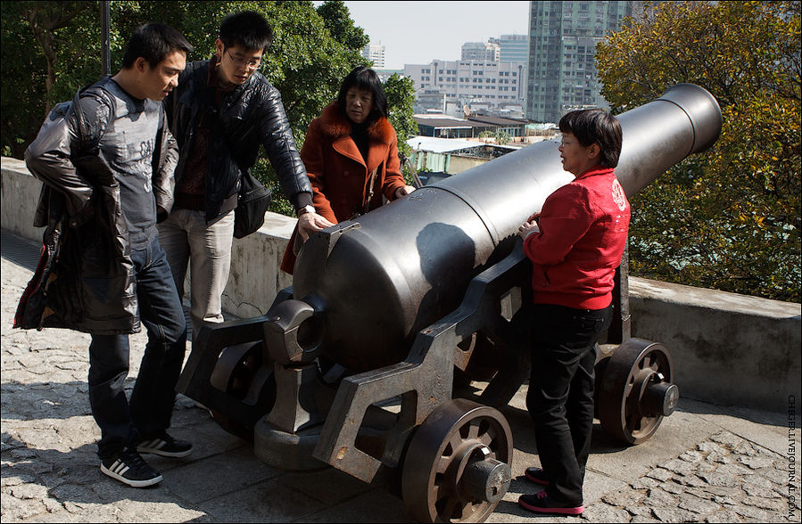 По периметру всего комплекса расставлены пушки По периметру всего комплекса расставлены пушки