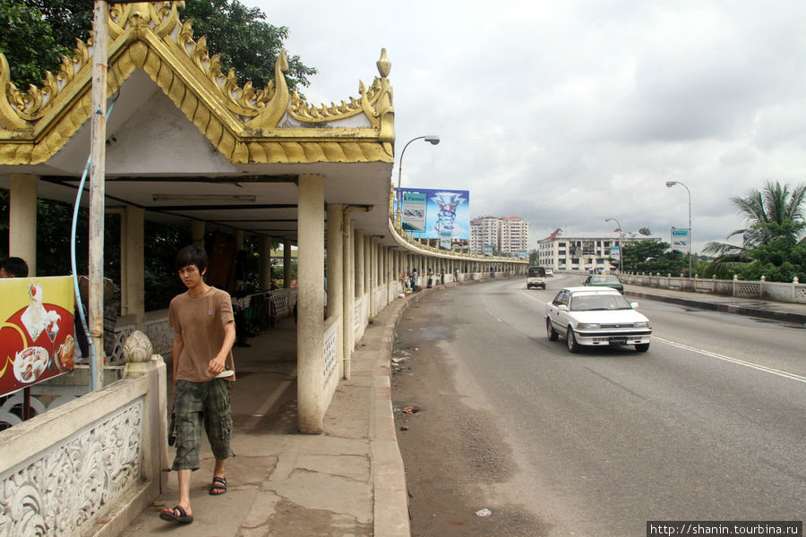 Вход на мост у вокзала Янгон, Мьянма