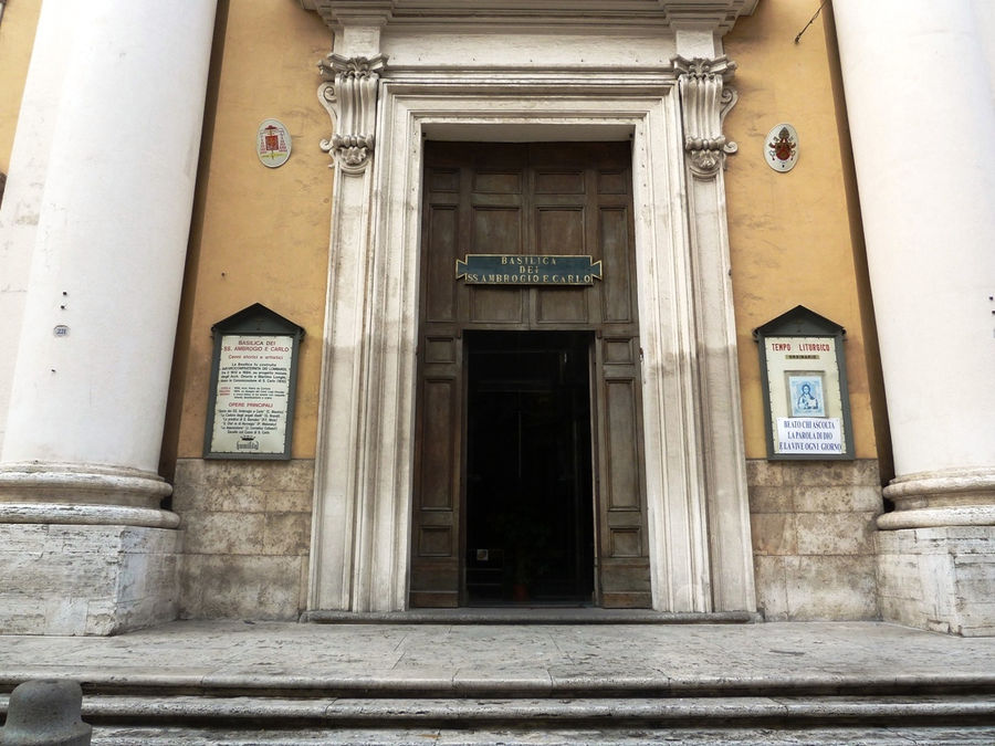 Церковь Св. Амвросия и Карла Рим, Италия