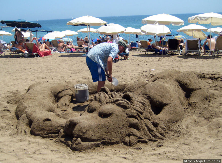 Песчаные фигуры на пляжах Барселоны Барселона, Испания