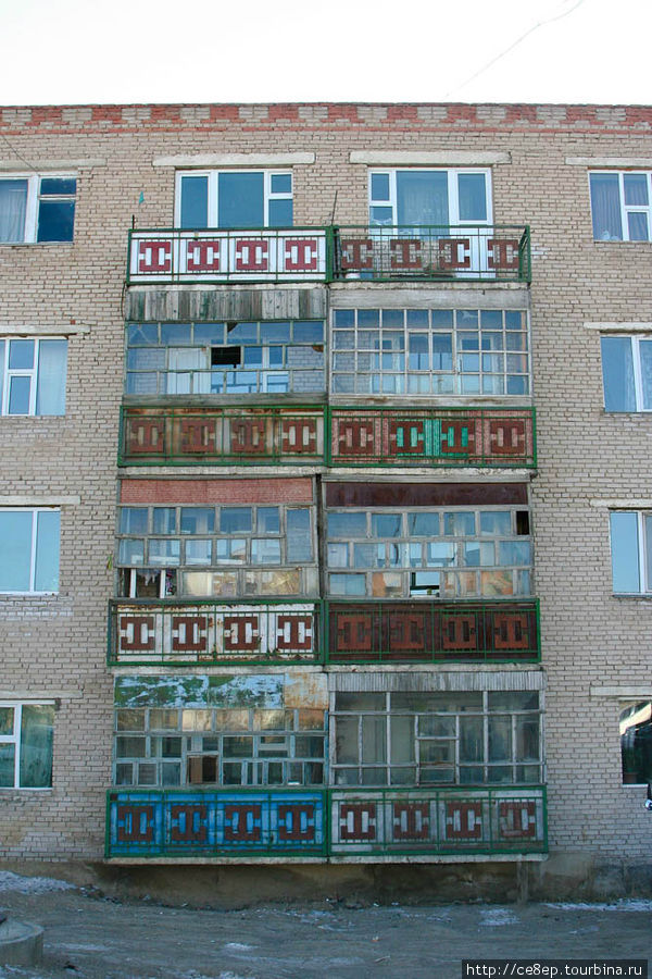А на последнем этаже балкон просто так не застеклишь! :) Арвайхэр, Монголия