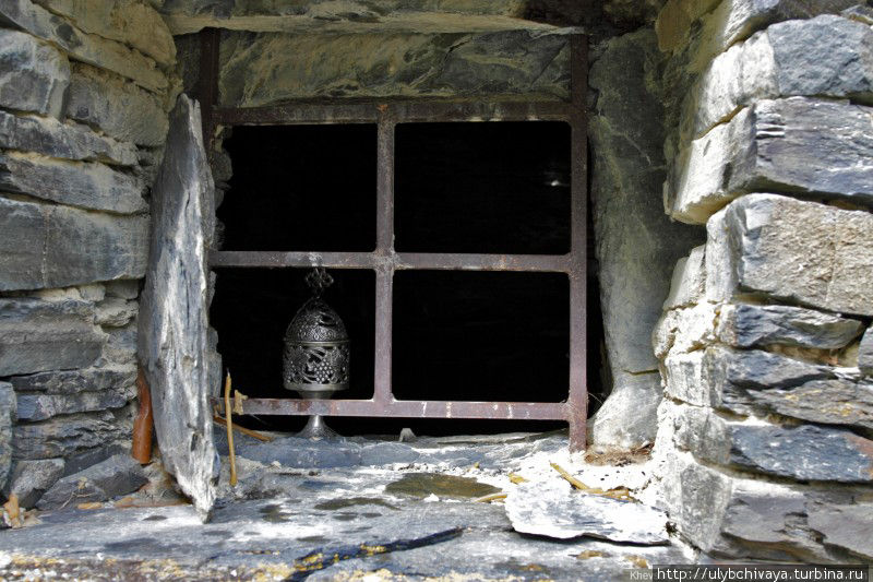 Погребальный дом с лампадой и свечой. Крепость Муцо, Грузия