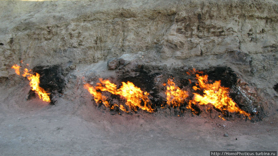 Горящий газ, выходящий из земли Апшеронский район, Азербайджан