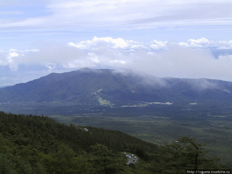 Видно уголок трассы, по которому поднимаются на машинах и автобусах Фудзияма (вулкан 3776м), Япония