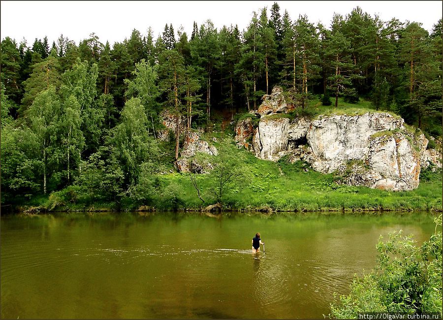 Чтобы подойти к скалам, можно поробовать перейти реку вброд, если она позволит. Первоуральск, Россия