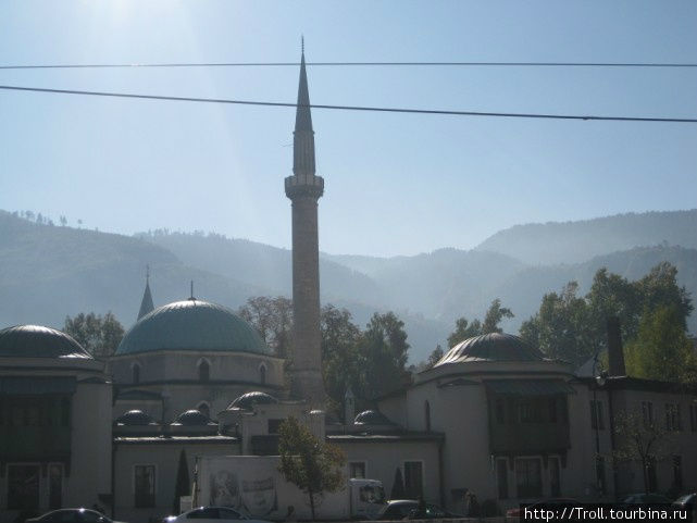 Классический пейзаж Башчаршийи — круглые купола и мечеть на фоне гор