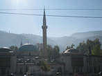 Классический пейзаж Башчаршийи — круглые купола и мечеть на фоне гор