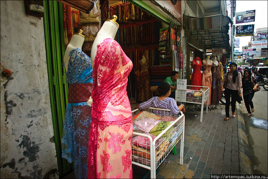 Если углубиться в переулки, роскошные магазины уступают место магазинам мусульманской моды. Медан, Индонезия