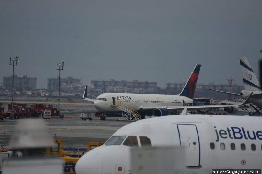Вылетаем из JFK - 5 терминал - JET BLUE Нью-Йорк, CША Вылетаем из JFK - 5 терминал - JET BLUE Нью-Йорк, CША