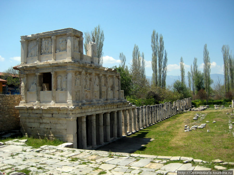 Афродисиас - античный город, который интересно посмотреть.