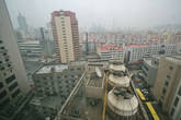 Вид на город из окна отеля Кунлун. Раннее утро. Густой туман или смог. Подобная мгла висит над центральным Китаем постоянно. Говорят, это промышленные выбросы, но я все же думаю, виновата высокая влажность.