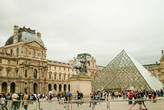Бедные туристы. Они намереваются посмотреть все галереи Лувра зараз.