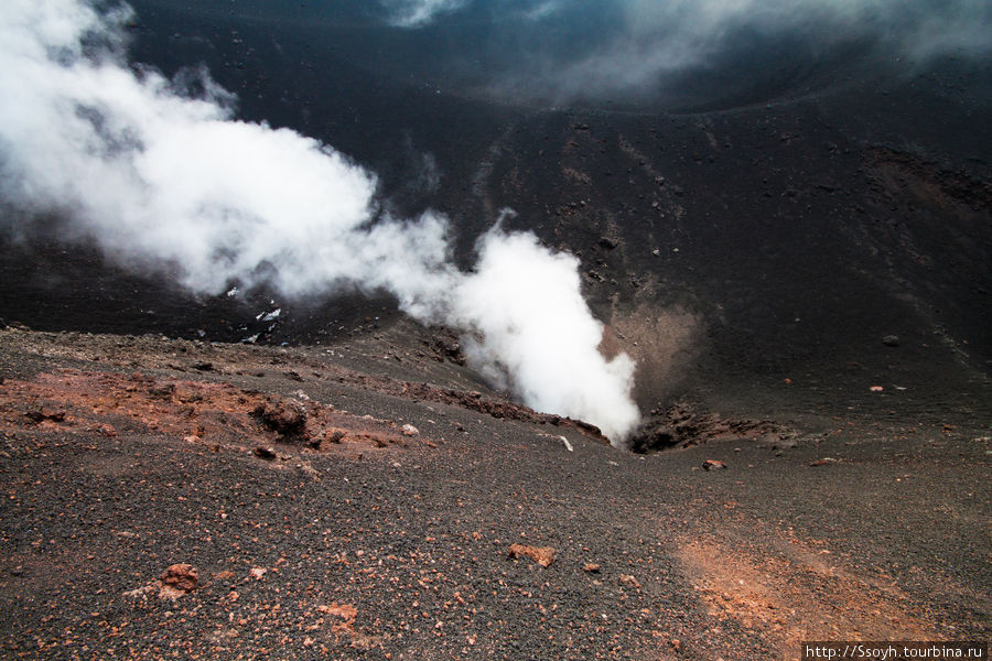 Когда из кратера идет белый дым, значит, все окей. Если же дым черный — то упс. =) Вулкан Этна Национальный Парк (3350м), Италия