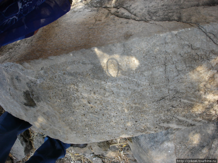 Памятный камень, свидетельствующий о пребывании Клеопатры на острове. Мармарис, Турция