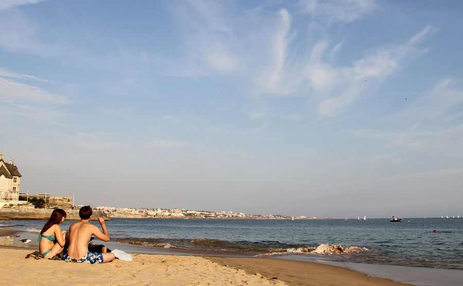 Двое. А может это любовь? Двое. А может это любовь?