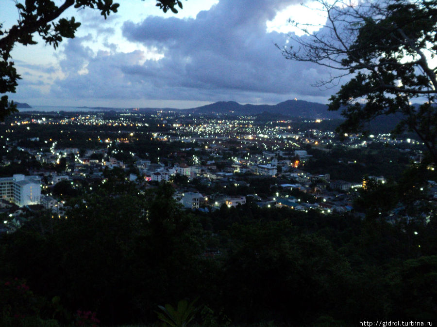 Вид на ночной город со смотровой площадки. Пхукет, Таиланд Вид на ночной город со смотровой площадки. Пхукет, Таиланд