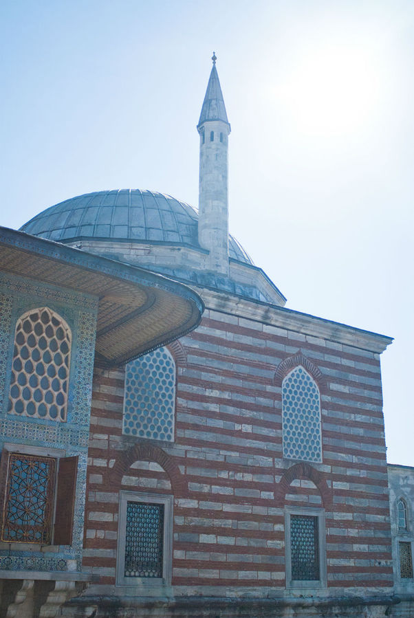 Дворец заодно является одним из известнейших музеев мира. Тут невероятное множество экспонатов и артефактов османского времени. Правда, и посетителей не меньше. Стамбул, Турция