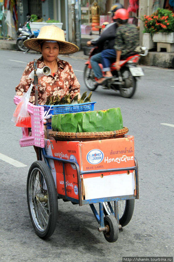 Продавщица с  тележкой тоже еде по проезжей части, а не по тротуару Бангкок, Таиланд