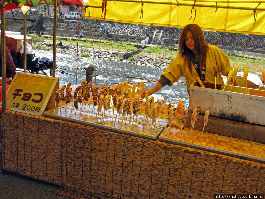 а на набережной продают сладкие фрукты... Такаяма, Япония