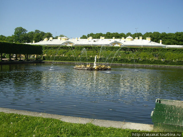 Этот фонтан Верхнего сада создан для накопления воды, для фонтанов Нижнего парка. Санкт-Петербург, Россия