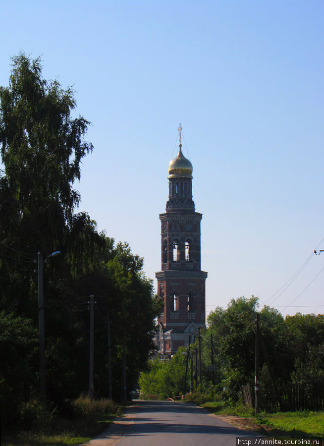 Вот уже и видна колокольня монастыря. Рязанская область, Россия