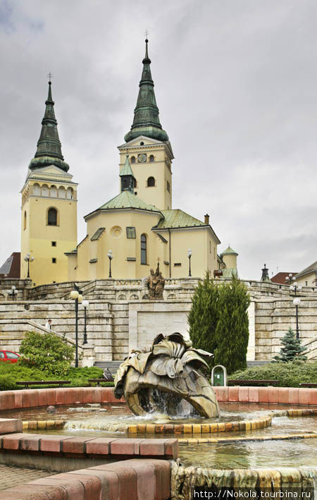Фонтан и Кафедральный костел Св. Троицы Жилинский край, Словакия
