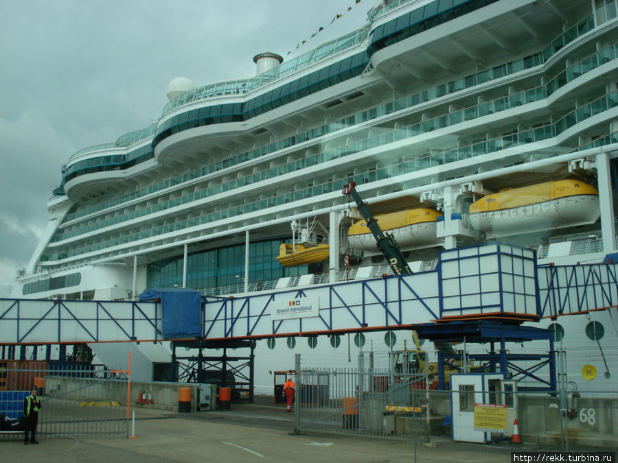 Первым делом придется испытать шок от размеров лайнера. Здесь, в Харвиче, он просто доминировал над классической английской рыбацкой деревушкой — был самым большим предметом на сто километров вокруг. Первым делом придется испытать шок от размеров лайнера. Здесь, в Харвиче, он просто доминировал над классической английской рыбацкой деревушкой — был самым большим предметом на сто километров вокруг.