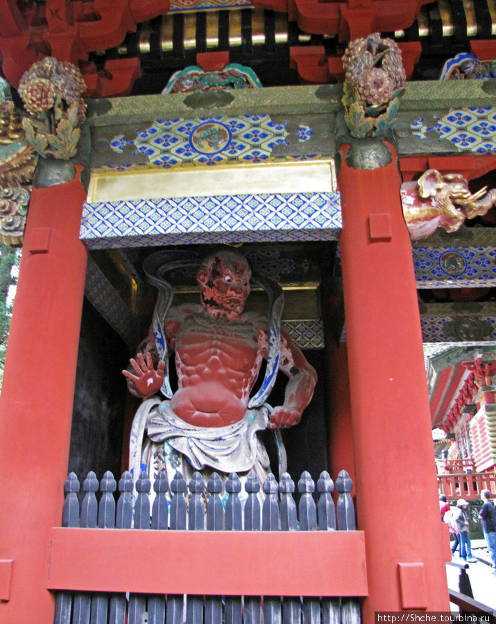 Далее путь лежит под Внешними воротами Нёмон (Nyomon), охраняемыми фигурами двух Царей-Дэвов. Никко, Япония