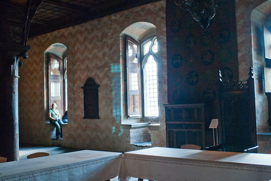 В замке находились не только узники. Здесь много просторных помещений для герцогов. Монтрё, Швейцария