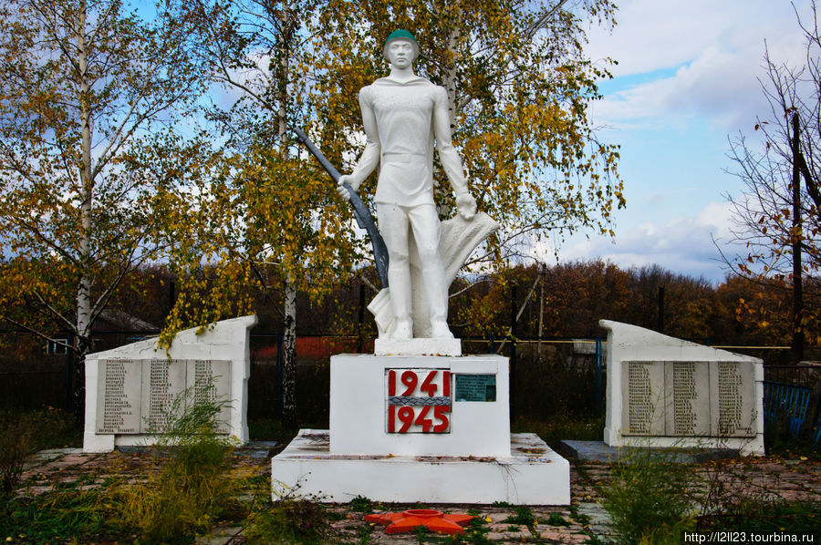 Памятник воинам, погибшим в ВОВ Яблочное, Россия