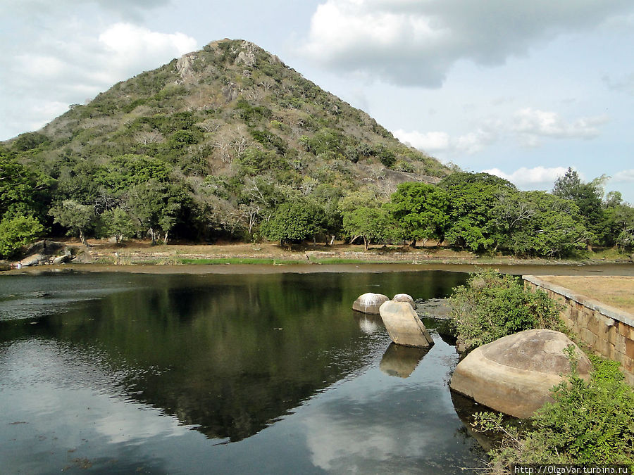 Калудия Покуна — Черный пруд — лучшее место для медитаций Михинтале, Шри-Ланка