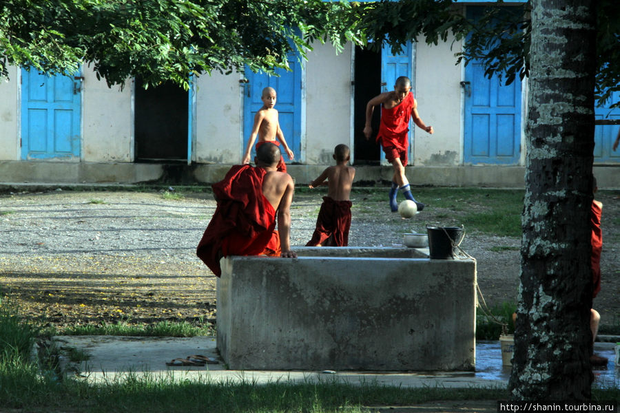 Футболисты в монашеских робах Ньяунг-Шве, Мьянма