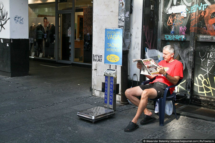 Типичная картинка для России девяностых: здоровый мужик сидит, читает газету и работает оператором весов. Белград, Сербия
