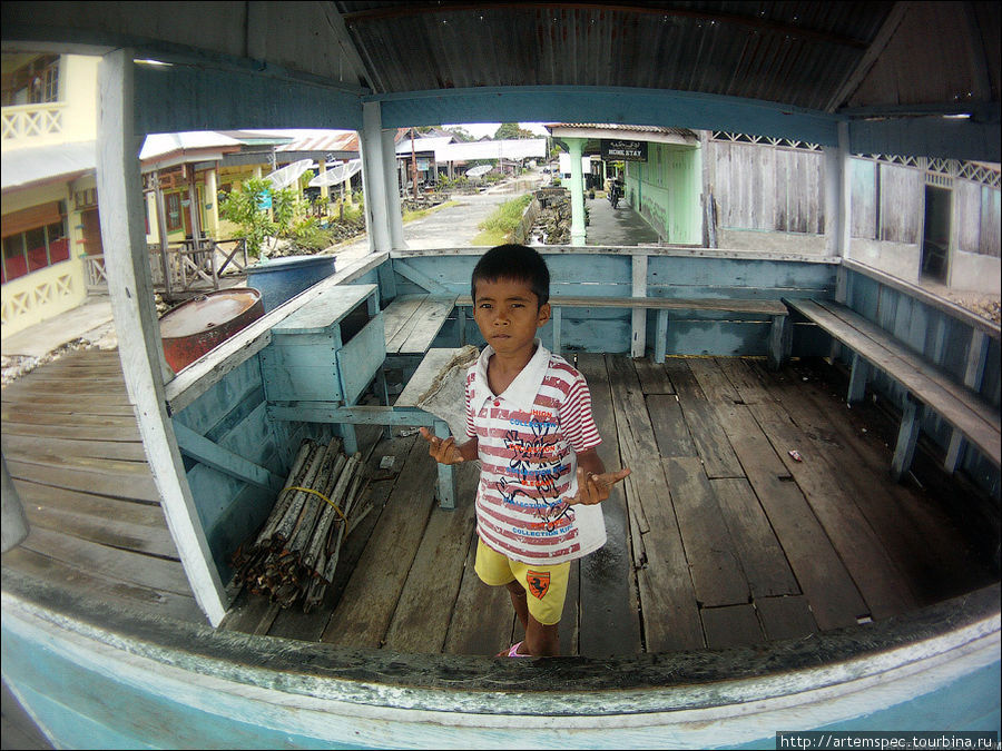 Сын рыбака. Уже сейчас он помогает родителям заниматься рыбной ловлей. Суматра, Индонезия