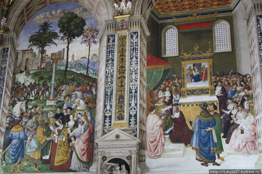 Слева фреска — Пикколомини представляет Фридриху III его невесту — Элеонору Португальскую. Справа — Пикколомини избирают кардиналом Сиена, Италия