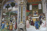 Слева фреска — Пикколомини представляет Фридриху III его невесту — Элеонору Португальскую. Справа — Пикколомини избирают кардиналом