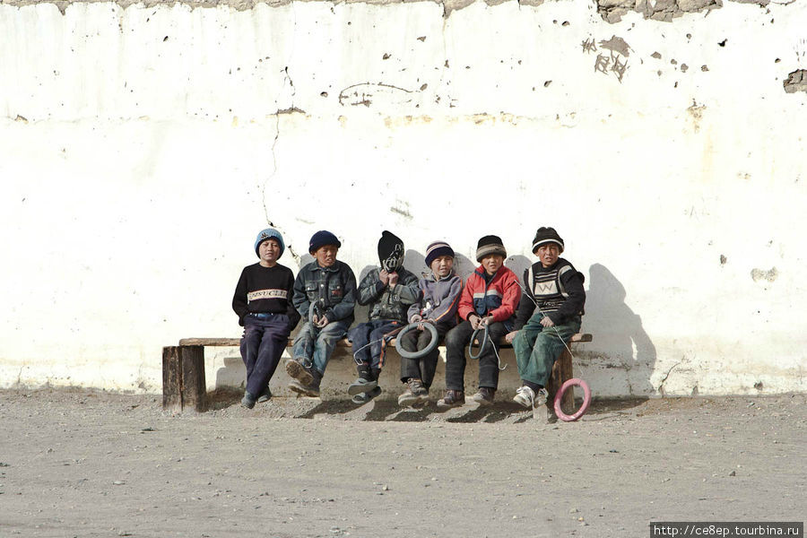 В редких поселках дети предоставлены в основном сами себе Таджикский Национальный парк, Таджикистан
