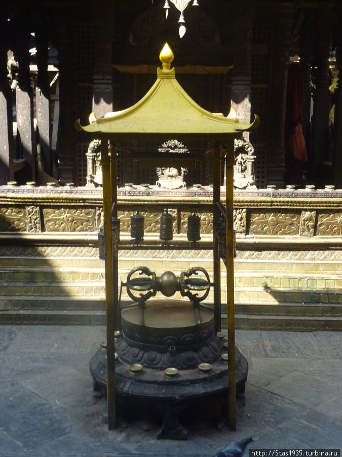 Патан. Храм Махавихар. Ваджра — один из основных символов тибетского буддизма. Священное оружие. Патан (Лалитпур), Непал