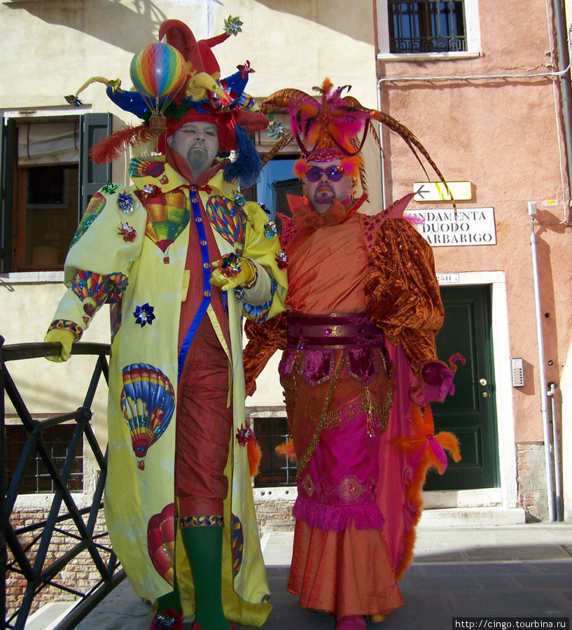 Эти двое — постоянные участники карнавала. Их мы видим каждый год, всяких раз в новых костюмах. Венеция, Италия