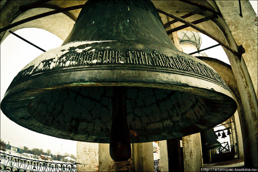 Самый большой колокол  по имени Сысой (1688 года отливки) весит 32 тонны или 2000 пудов. Язык колокола весит около полутора тонн, раскачивают его два звонаря. Ростов, Россия